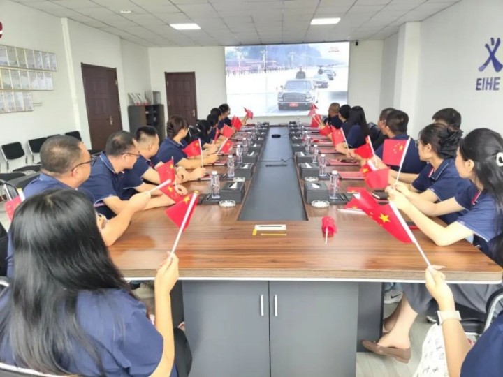 Iqembu le-Eihe Steel Strad Ground Ukubukwa kokusakazwa bukhoma kwe-93RD Military Parade